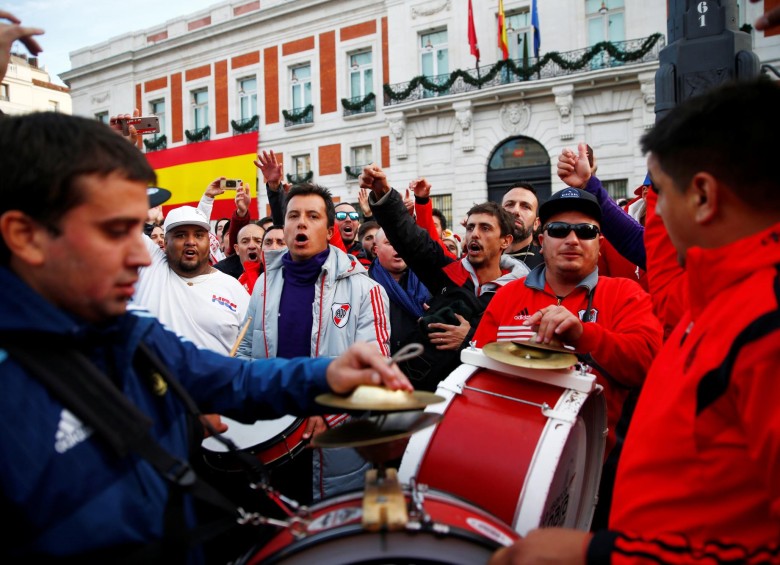 Los seguidores de River Plate hicieron un banderazo en el sector de la Puerta del Sol. Foto reuters