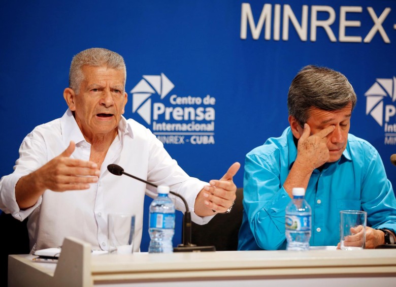 Aureliano Carbonell (blanco) y Pablo Beltrán hacen parte de la mesa de negociación de la guerrilla del Eln que se encuentra en Cuba a la espera de una decisión del Gobierno Duque. FOTO Reuters