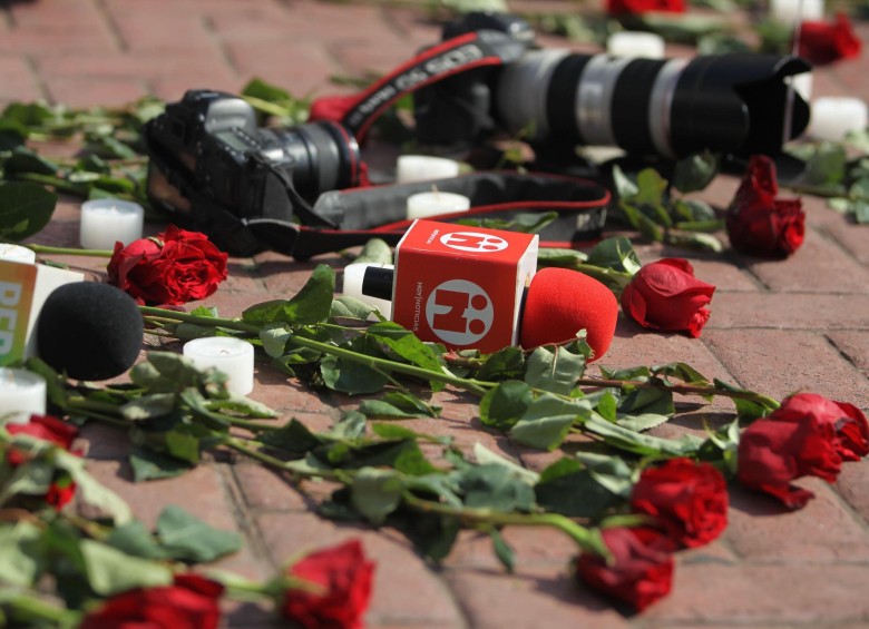 Periodistas del continente manifestaron su solidaridad con el diario El Comercio y los familiares de las víctimas. FOTO EFE