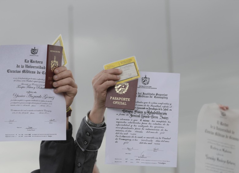 Alrededor de medio centenar de cubanos que desertaron de las misiones médicas de Venezuela se concentraron este sábado en Bogotá para denunciar “el limbo legal”. FOTO AP
