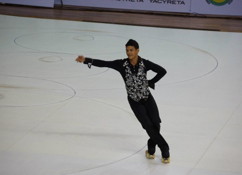 El patinador Juan Sebastián Lemus, en parejas, logró una destacada actuación y ganó oro en figuras. FOTO fedepatin