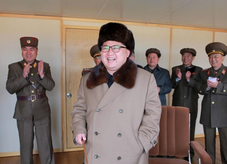 El líder de Corea del Norte, Kim Jong Un sonríe al ver el resultado de las pruebas. FOTO Reuters