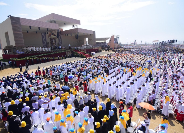Miles de personas asistieron a la misa oficiada por el papa Francisco en la playa de Huanchaco, en las afueras de la ciudad de Trujillo, en Perú. Foto: EFE