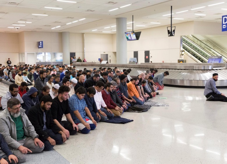 Durante los últimos días y en distintos aeropuertos de Estados Unidos, los musulmanes de ese país han protestado contra el decreto, como ocurrió ayer en el de Dallas/Fort Worth. FOTO reuters
