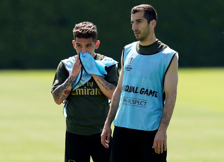 Los jugadores del Arsenal; el centrocampista uruguayo Lucas Torreira y el centrocampista armenio Henrikh Mkhitaryan. Foto: EFE