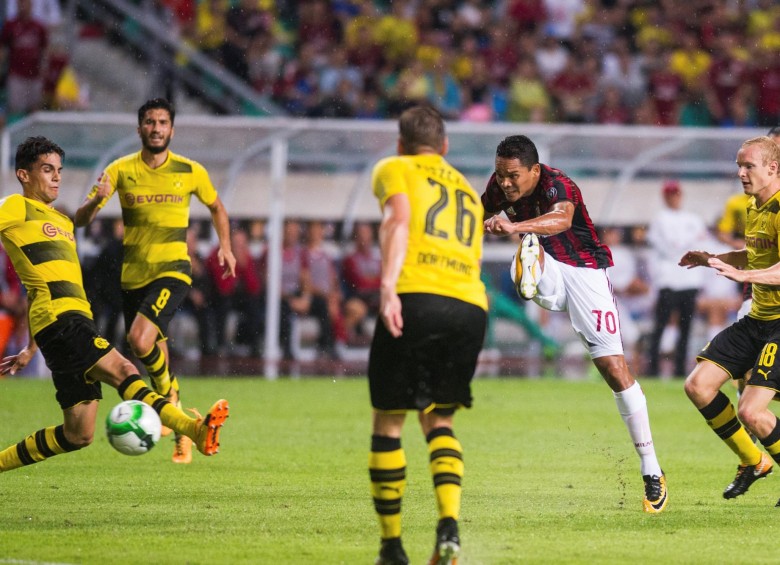 Carlos Bacca anota en derrota del Milan ante el Dortmund