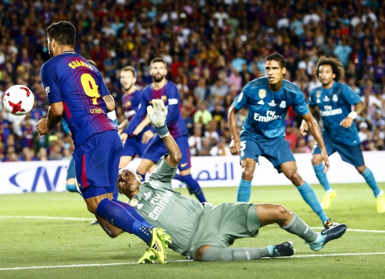 Cristiano imita a Messi y muestra su camiseta al Camp Nou