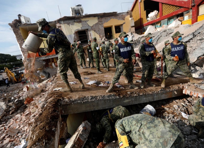 En Juchitán, Oaxaca, donde el terremoto dejó más muertos, removían escombros para recuperar vidas. 