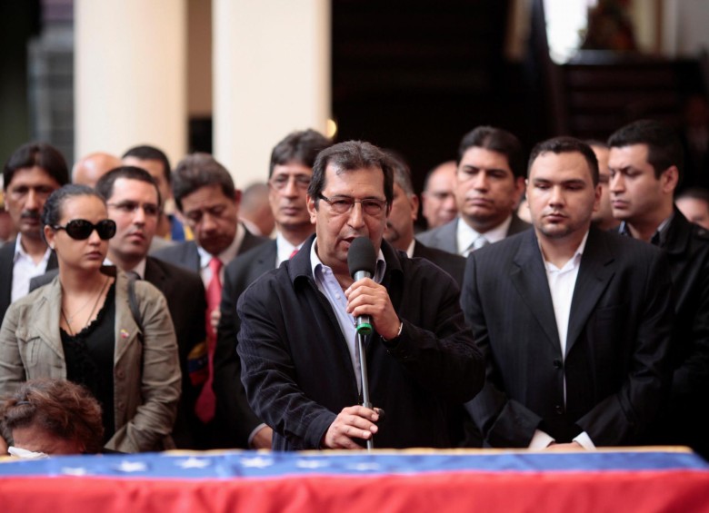 Adán, hermano del fallecido presidente, Hugo Chávez, habla junto al ataúd del expresidente. FOTO Reuters
