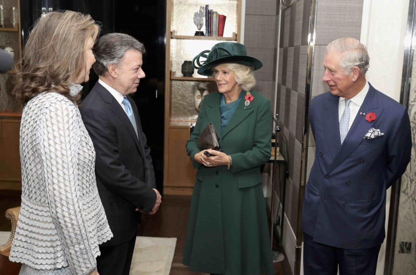 El Príncipe de Gales y la Duquesa de Cornualles saludaron al Presidente de Colombia y a su señora en representación de la Reina y del Príncipe de Edimburgo. Foto Reuters