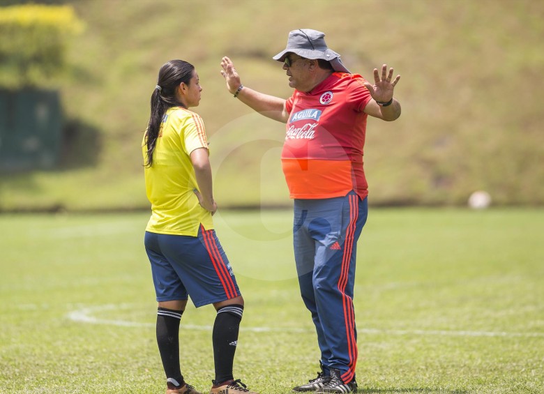 En la imagen, el entrenador Nelson Abadía conversa con Yoreli Rincón, una de las figuras de la Selección Colombia, concentrada en Medellín antes de viajar a Chile. fOTO Carlos Velásquez 