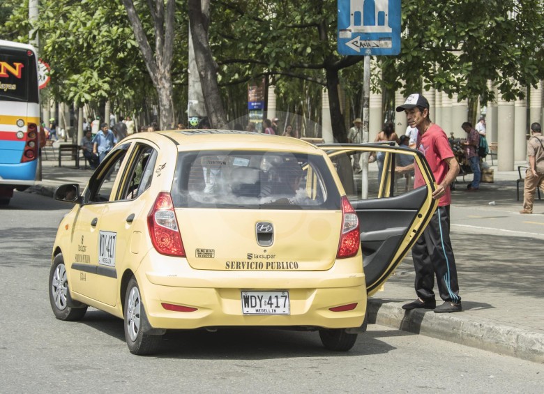 Es tan complejo tomar un taxi, que hay informales dedicados a ayudar a la gente solo por una moneda. FOTO Carlos Velásquez