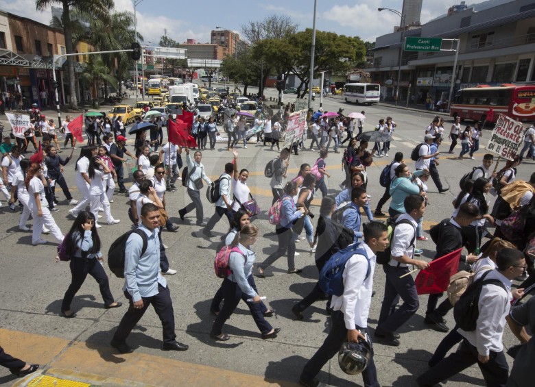 Estudiantes marcharon en Bogotá el 4 de octubre pasado y se unieron a la jornada nacional de protesta (foto) del pasado jueves, en Medellín. FOTO Manuel Saldarriaga