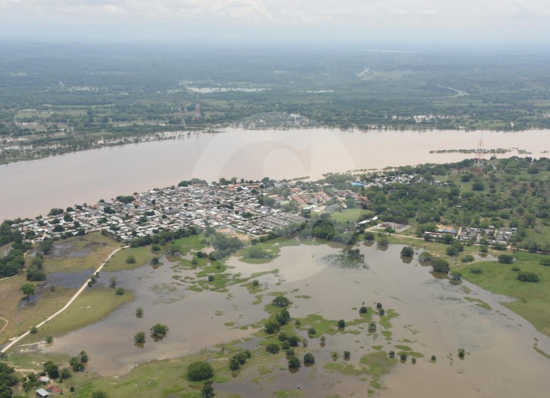 Así estaba ayer Puerto Nare, luego de la leve rebaja en el nivel que tuvo el Magdalena que se retiró de los barrios ribereños; en las afueras quedaron lagunas como esta. FOTO Cortesía Gobernación.