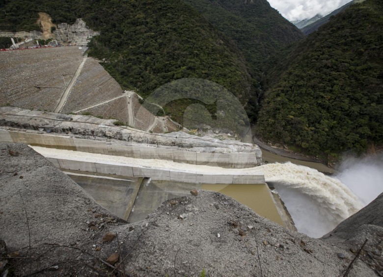 Por la compuerta izquierda del vertedero se evacuan entre 250 y 350 metros cúbicos de agua por segundo. FOTO JAIME PÉREZ múnevar.
