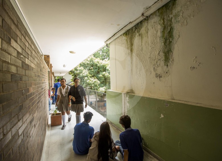 En la I.E. Concejo de Medellín son evidentes las humedades en paredes, la placa deportiva tiene desnivel y carece de techo que afecta las clases de Educación Física. FOTO carlos velásquez