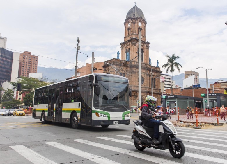 En abril de 2013 empezó el servicio de la línea 2 de Metroplús, que recorre la pretroncal de la Avenida Oriental con buses padrones (capacidad para 90 pasajeros). Como la operación es con tráfico mixto, los buses están a merced del tráfico. FOTO carlos velásquez