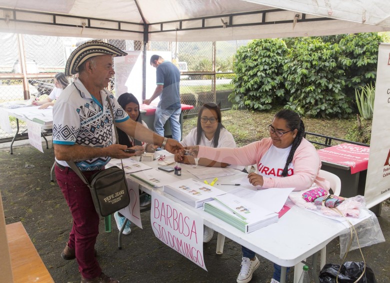En Antioquia 51.280 productores cafeteros estaban habilitados para participar en el proceso democrático que se realizó ayer en 94 municipios, como Barbosa (en la foto). FOTO carlos Velásquez