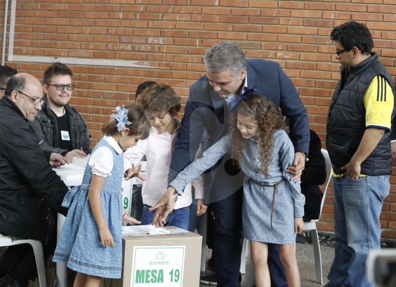 Iván Duque permitió que una de sus hijas depositara su voto en la urna del Instituto Pedagógico Nacional. 