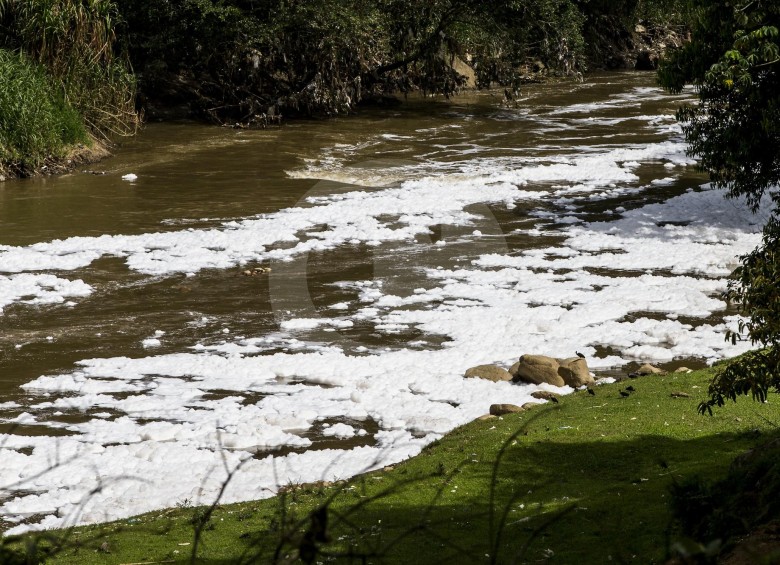 El río Medellín tiene en las quebradas La María, La Ayurá y La García, cuencas que le suman niveles de contaminación aguas abajo al norte. Esa es una de las razones de la espuma. FOTO Jaime Pérez
