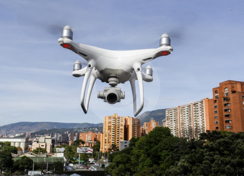 Dron sobrevolando el cielo de Medellín. FOTO MANUEL SALDARRIAGA
