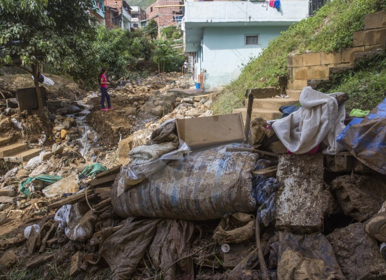 De acuerdo con el reporte del departamento de Bomberos de Bello, 26 viviendas sufrieron inundaciones por la creciente de las quebradas aledañas. No hubo lesionados. FOTO EDWIN BUSTAMANTE