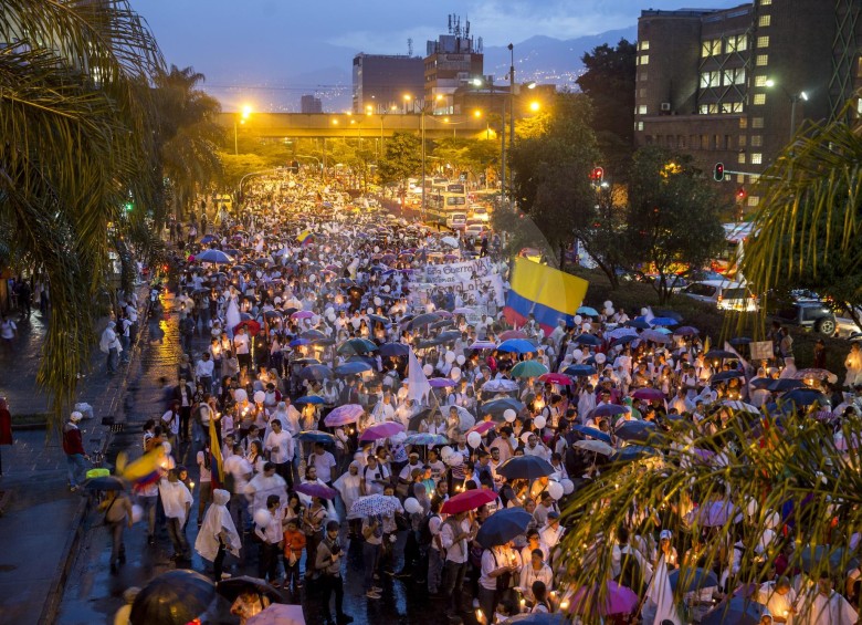 La multitudinaria marcha en Medellín recorrió varios kilómetros clamando por la paz en Colombia. FOTO Esteban Vanegas