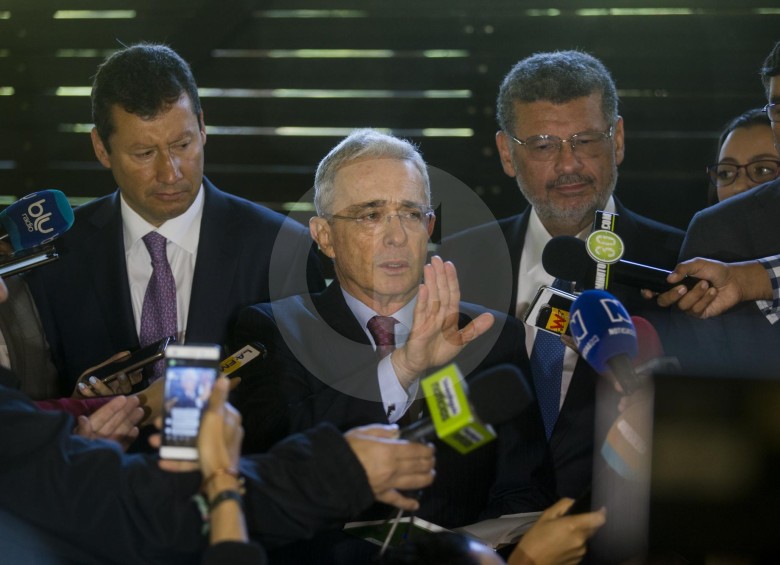 El expresidente Uribe y sus abogados Jaime Lombana y Jaime Granados, en rueda de prensa en Rionegro. FOTO Esteban Vanegas
