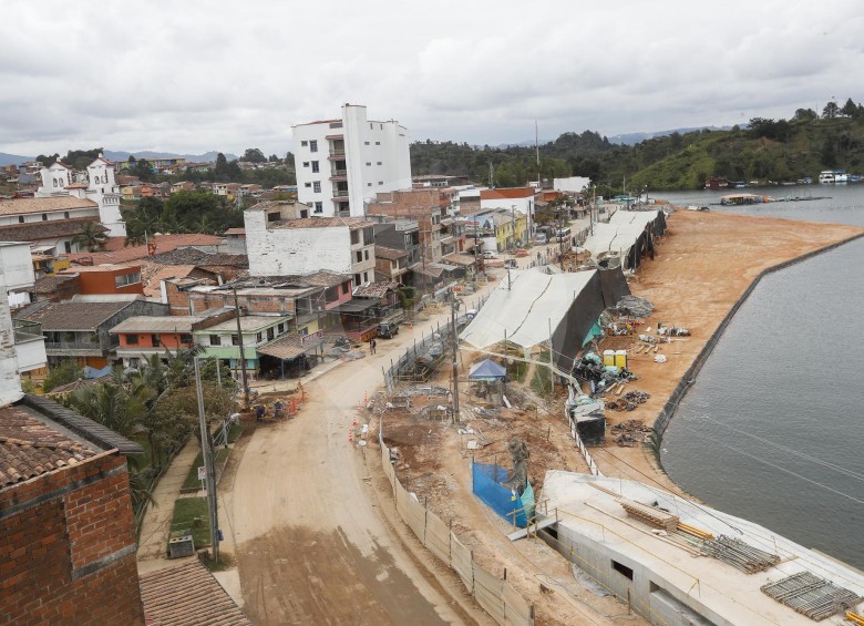El desarrollo de las obras de infraestructura obligó a implementar cierres de tramos peatonales y viales. FOTO MANUEL SALDARRIAGA