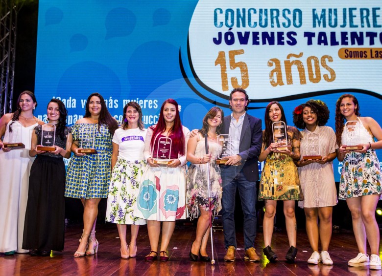 El grupo de ganadoras, en compañía del alcalde de Medellín Federico Gutiérrez y la secretaria de las Mujeres, Valeria Molina. La premiación se realizó en el Teatro Pablo Tobón Uribe. FOTO Jaime Pérez 