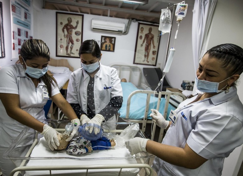 La formación técnica se da en diferentes sectores, en el de salud, por ejemplo, como estas estudiantes de Edesa. FOTO Jaime Pérez.