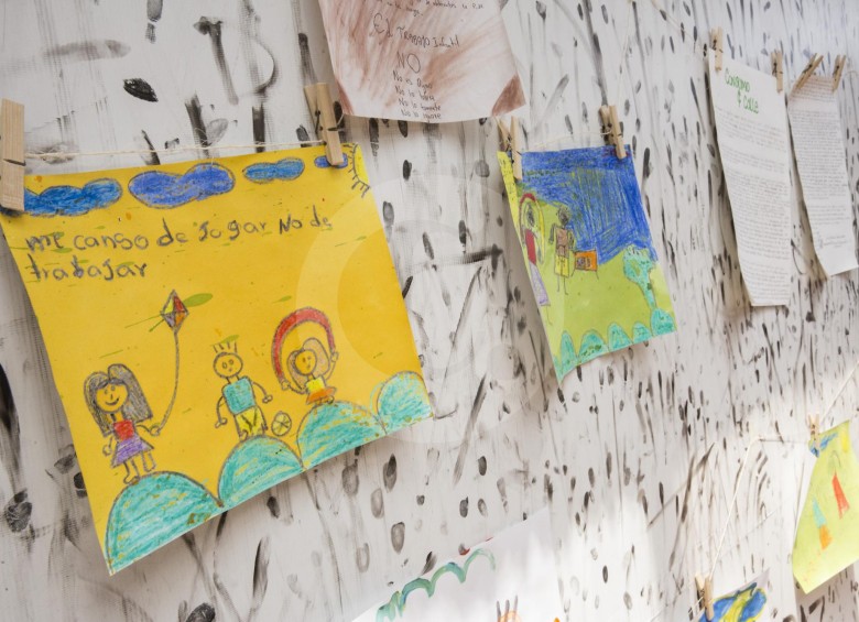 Estos dibujos y cuentos son realizados por niños víctimas de trabajo infantil y son parte de la exposición ubicada en la Unidad de Seguridad Alimentaria del barrio La América. FOTO Edwin Bustamante