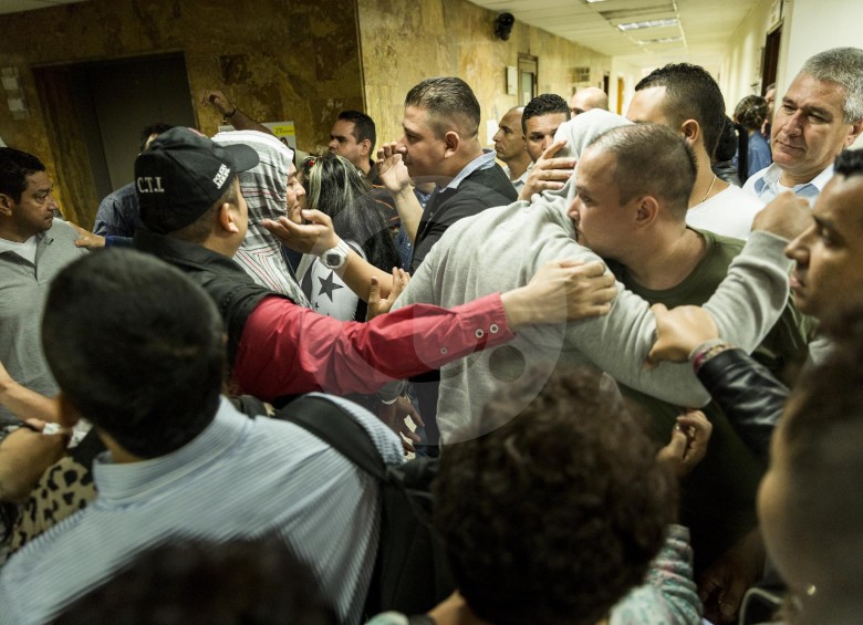 Los familiares se agolparon en el piso 18, tratando de darle ánimos a los servidores públicos detenidos. FOTO camilo suárez