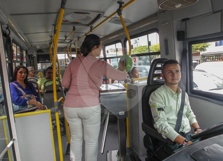 Pago de buses integrados con tarjeta Cívica. FOTO MANUEL SALDARRIAGA QUINTERO