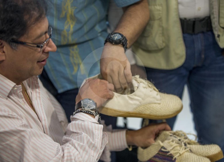 HORA 12:30 p.m. Unos zapatos de fique de un empresario local sería la imagen que más se replicó de su visita a Medellín. FOTOS Santiago Mesa