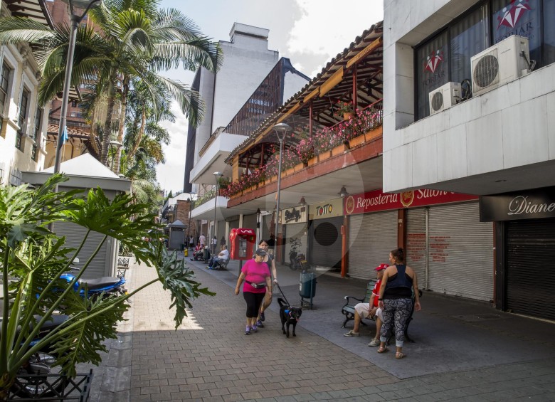 Caminar por el Centro mientras escucha sobre la historia de Medellín, esa es una buena idea. Ahí está incluido ese recorrido por la calle Junín, conocido como juniniar.