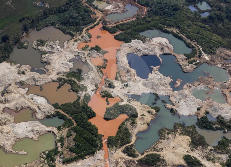 Los efectos ambientales de la minería, especialmente informal, se potencian cuando hay abandono o desmantelamiento, como se observa en esta imagen en Nechí. FOTO Manuel Saldarriaga