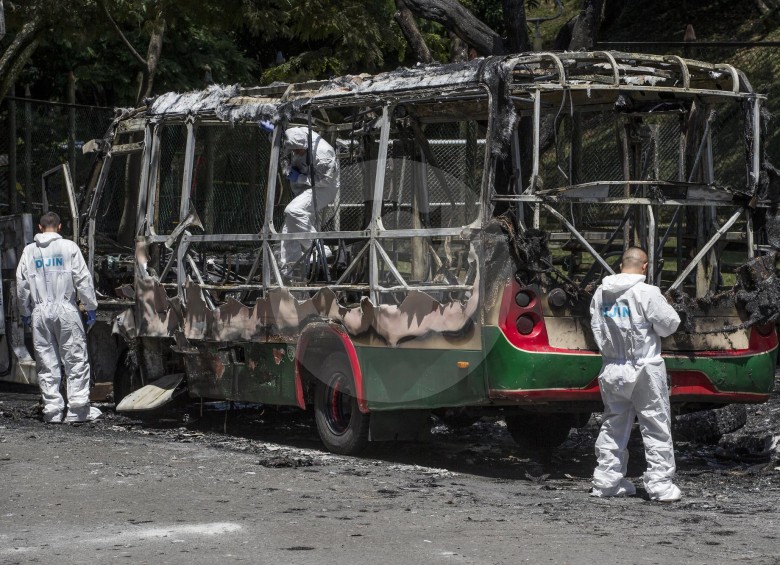 El 12 de julio pasado los miembros de un combo quemaron un bus en el barrio Calasanz de Medellín.