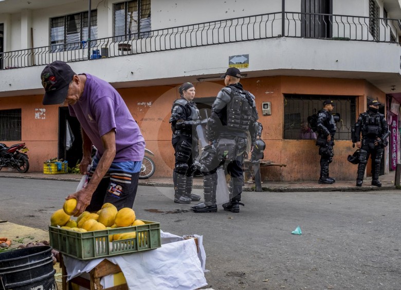 Los efectivos de la Policía y el Esmad estuvieron todo el día custodiando la plaza en espera de la orden de ingreso. FOTO Santiago Mesa