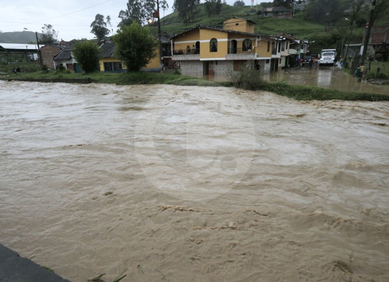 Fuertes inundaciones en Donmatías por desbordamiento de quebrada