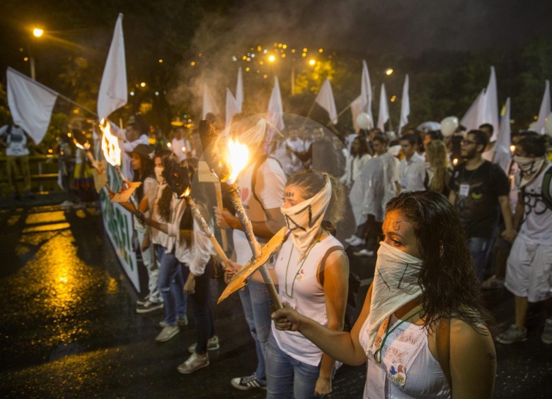 Muchos símbolos se vieron en la marcha por la paz en Medellín. FOTO Esteban Vanegas