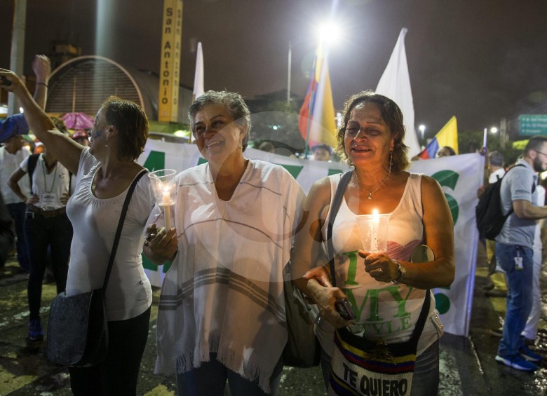 Muchos asistentes se emocionaron hasta las lágrimas en la marcha por la paz en Medellín. FOTO Esteban Vanegas