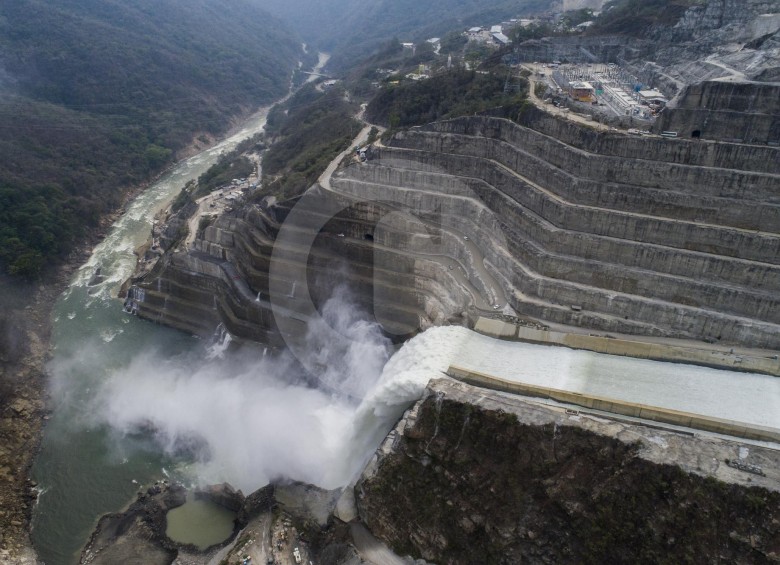 El caudal de descarga del proyecto se situó ayer a las 2:00 p.m. en 494,4 metros cúbicos por segundo (m3/seg.). Por Puerto Valdivia estaban pasando anoche 575,1 m3/seg. FOTO esteban vanegas