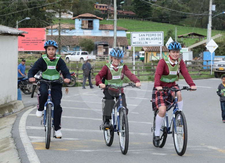 Con las bicicletas, a los niños y jóvenes de los colegios y escuelas rurales se les facilita el desplazamiento entre sus casas y las instituciones, lo que evita su deserción. FOTO cortesía