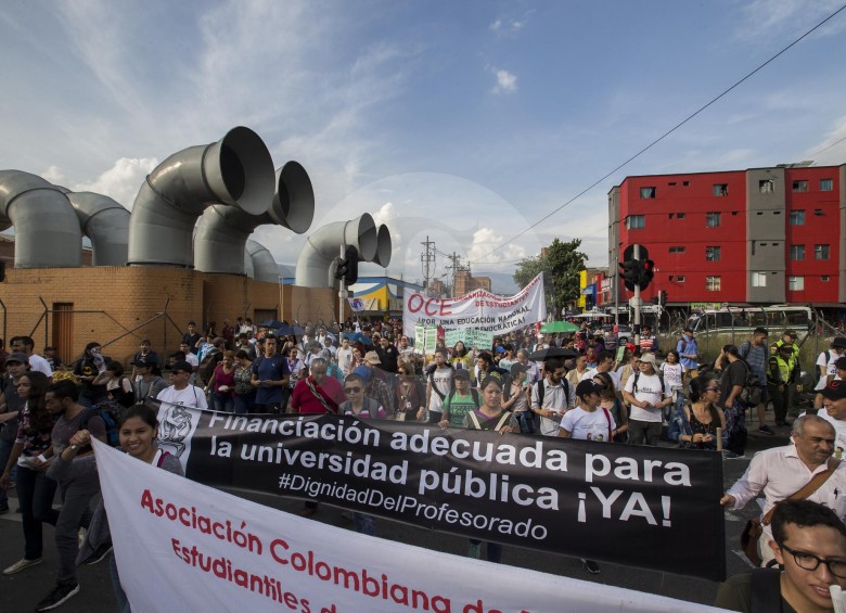 Los estudiantes han salido cinco veces, durante las últimas cinco semanas, a protestar por más recursos. FOTO Santiago Mesa