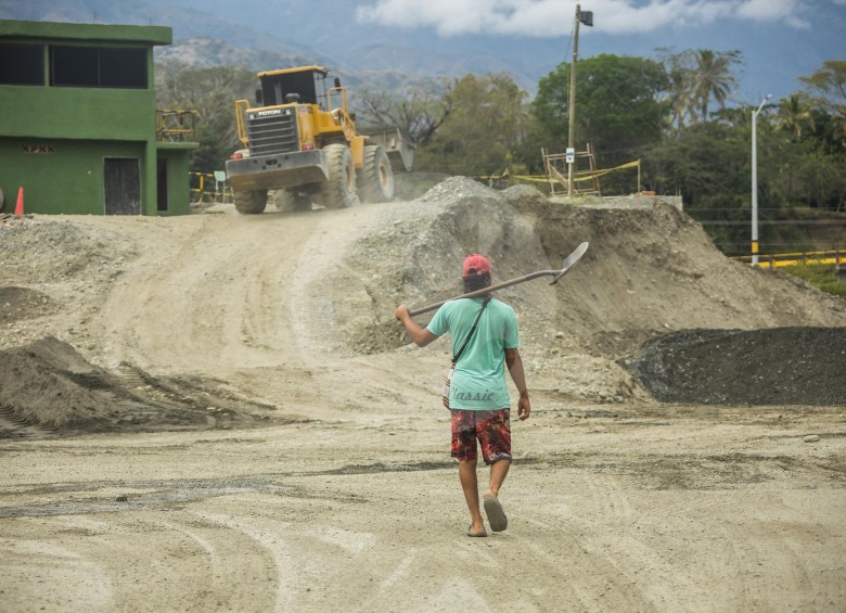 En la cantera que hay a orilla del río El Tonusco, en Santa Fe de Antioquia, trabajan más de 60 personas. Foto: Carlos Velásquez