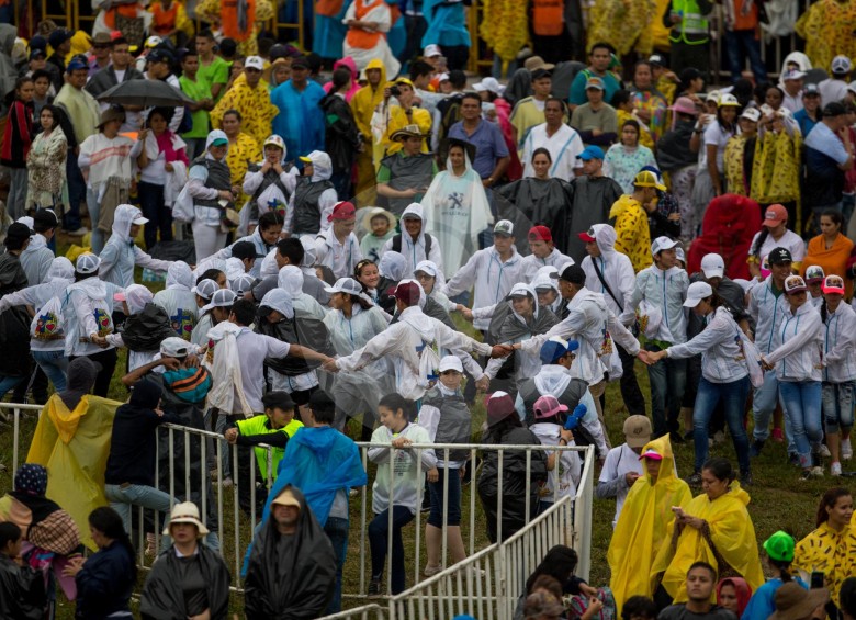 Asistentes a la misa campal del Papa Francisco en Villavicencio. FOTO ESTEBAN VANEGAS