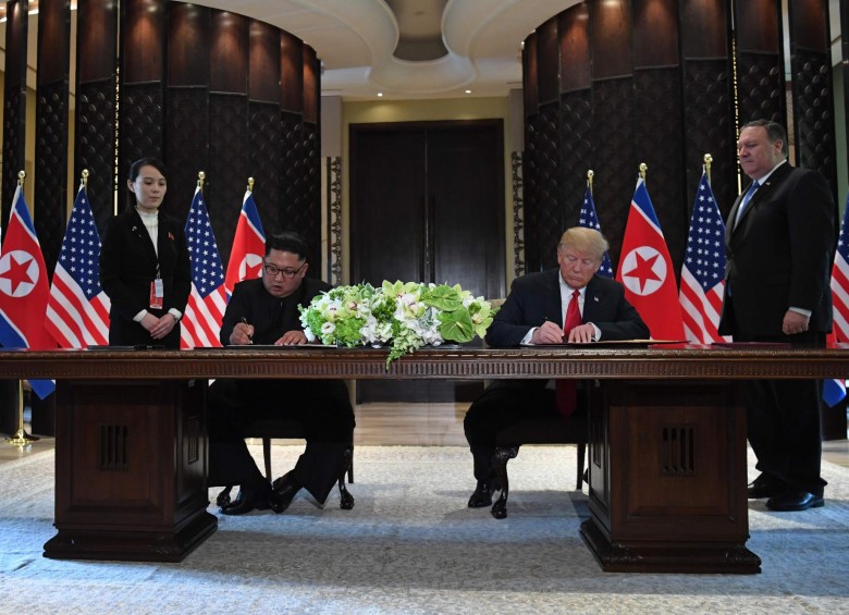 Trump y Jong Un firman el acuerdo en Singapur. FOTO AFP