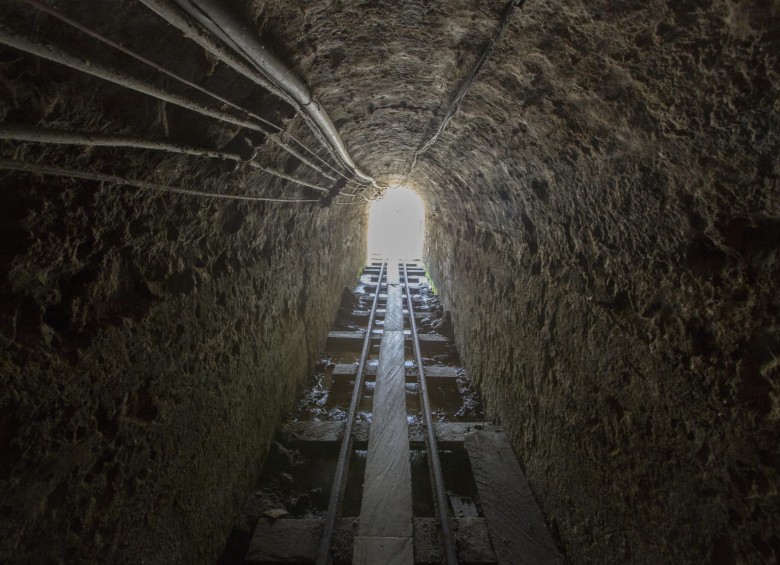 La mina San Nicolás es una de las informales más grandes y tecnificadas de Segovia. Existe hace 42 años y por la normatividad no siguieron explotando, lo que tiene cesantes a 400 trabajadores.