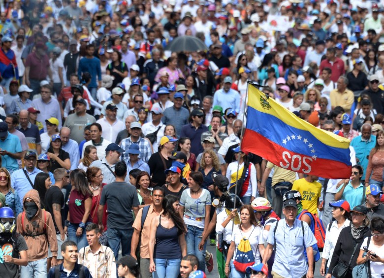 Cuando los 545 miembros de la Asamblea Nacional Constituyente ya asumieron sus posiciones para cambiar la Carta Magna, la población continúa manifestándose en las calles de Caracas. FOTO AFP